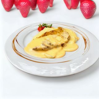 Запечене куряче філе з сирним соусом та пюре (350г)