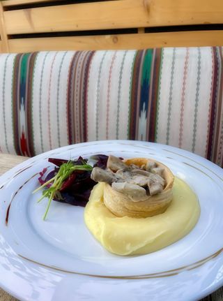 Тушкований язик у сметані з картопляним пюре (120/200/80г)