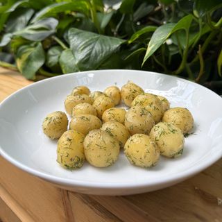 Молода картопля з маслом і зеленню