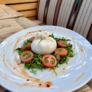 Бурата з руколою і томатами чері