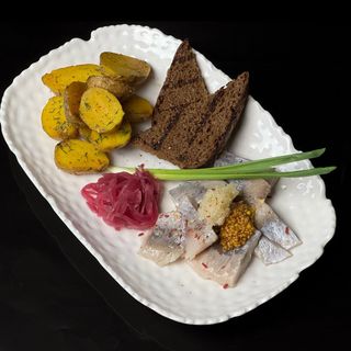 Оселедець із печеною картоплею (200 г)