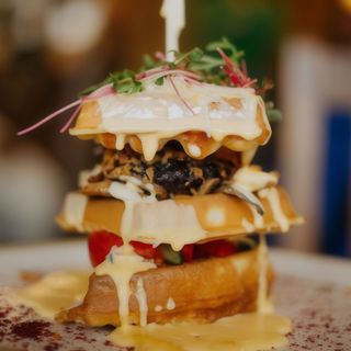 Велика гофра Чіз з куркою су-від та беконом (380г)