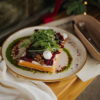 Гофра з печеним буряком, гніченою сливою та фетою