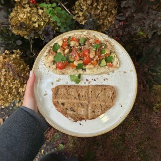 Хумус з квасолі Ясь з печеним гарбузом і свіжими овочами