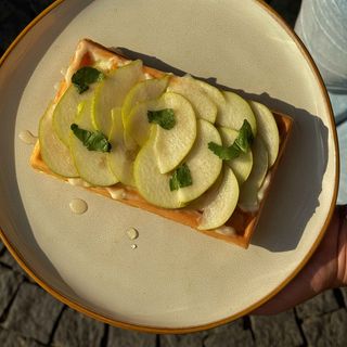 Гофра з грушею та лимонно-м'ятним сиропом (280г)