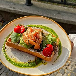 Гофра з лососем, авокадо та сирним соусом (230г)