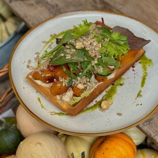 Гофра з печеним гарбузом і хумусом з квасолі Ясь