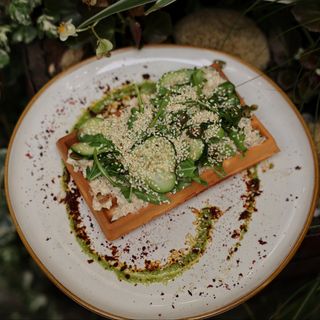 Гофра з тунцем та яйцем, свіжим салатом на каперсами