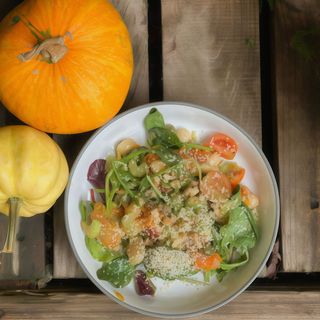 Салат з печеним гарбузом, квасолею Ясь та місо-тахіні