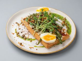 Гофра з хумусом, яйцем та стручковою квасолею