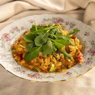 Паста орзо з курячим стегном, овочами та томатно-вершковим соусом
