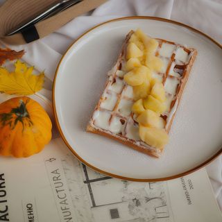 Гофра з карамелізованими яблуками та сметанковим кремом (290г)