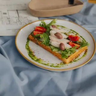 Гофра з куркою, томатами чері та сирним соусом (220г)