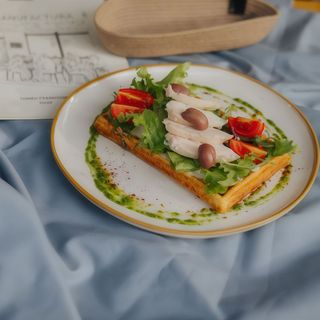 Гофра з куркою, томатами чері та сирним соусом (220г)