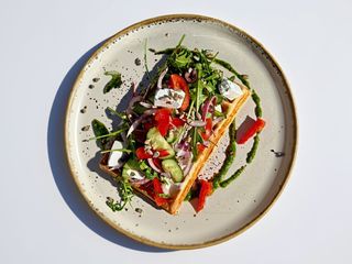 Гофра зі свіжими овочами та фетою