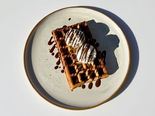 Гофра з морозивом та шоколадом (190г)