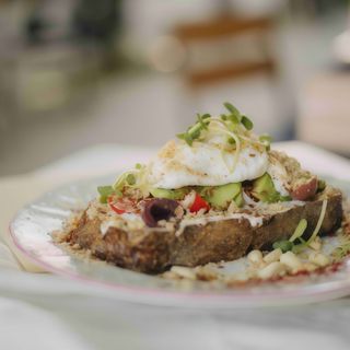 Тост з авокадо, сирним кремом, помідорами чері та паростками (280г)