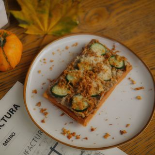 Гофра з печінковим паштетом, свіжим огірком та грецьким горіхом (250г)