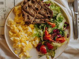 Яєчня зі свіжим салатом та тостами