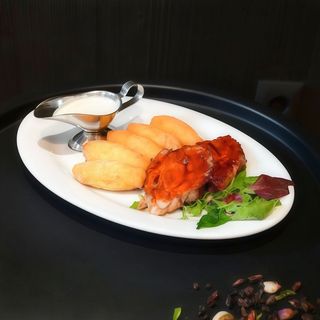 Свинина по-яремчанськи на книдлях фрі з часниковим соусом 200/200/50