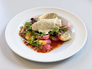 Крученик курячий під соусом дор блю на палюшках в томатному сосі 250/220/50