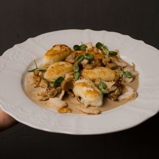 Сирники з куркою та грибним кремом