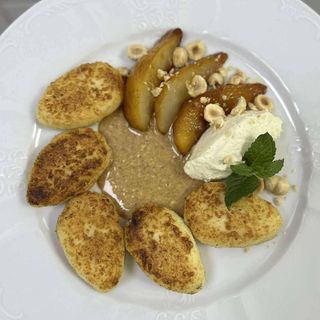 Сирники з карамелізованою грушею