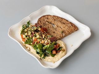 Хумус з пряною овочевою сальсою