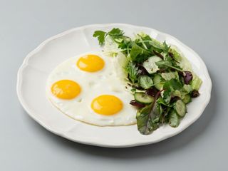 Ваша яєшня зі свіжим салатом