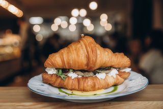 Подвійний масляний круасан з паштетом (230г)