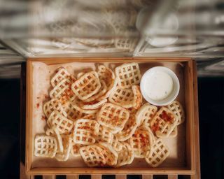 Снеки з часниковим соусом (80г)