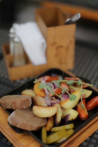 Пательня з мисливськими ковбасками та гарніром (400г)