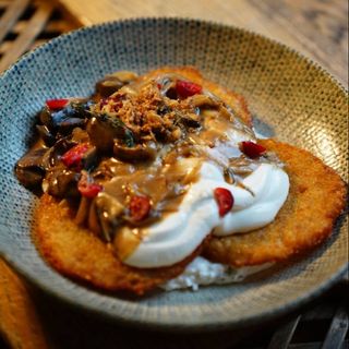 Деруни з грибами та сметаною