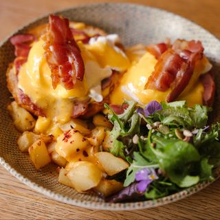 Яйця бенедикт з шинкою та беконом (420 г)