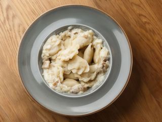 Вареники з картоплею та соусом з білих грибів (320г)