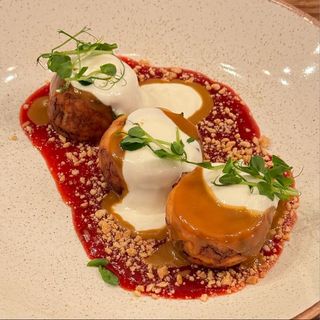 Сирники з полуничним конфітюром та соленою карамелью (280 г)