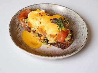 Тост з цільнозернового хліба з лососем та яйцями Бенедикт