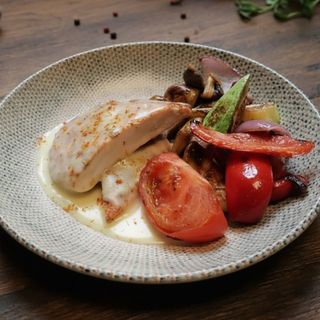 Куряча грудинка з овочами гриль