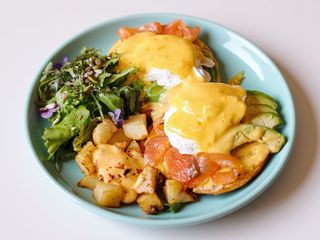 Яйця Бенедикт з лососем і авокадо