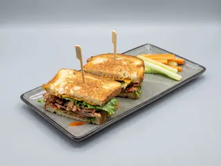 Мелт з качкою та полуничним соусом