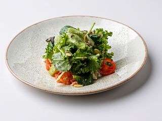 Салат-коктейль зі слабосоленим лососем (200г)