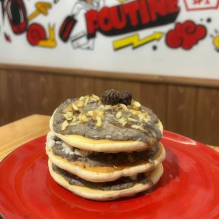 Панкейки №10 з варенням з молодих соснових шишок,маком та бринзою