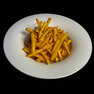 Картопля фрі з сирним соусом