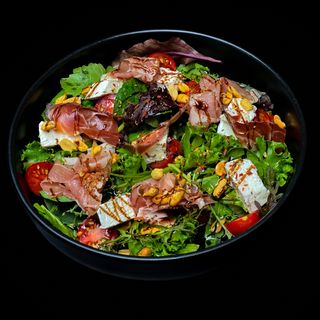 Салат з прошуто та фетою