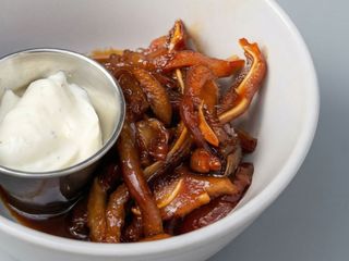 Свинні вушка з соусом часниковим