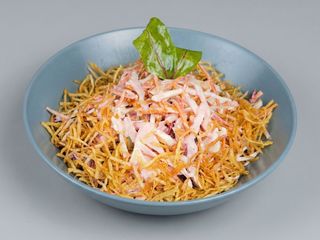 Салат Вітамінний з куркою та картоплею пай на майонезі