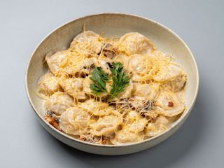 Пельмені у вершково-грибному соусі