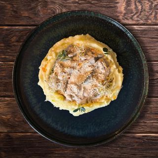 Язик у вершковому соусі з картопляним пюре