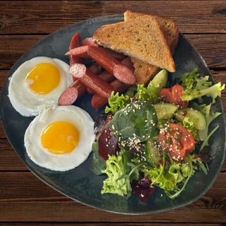 Яєшня з ковбасками