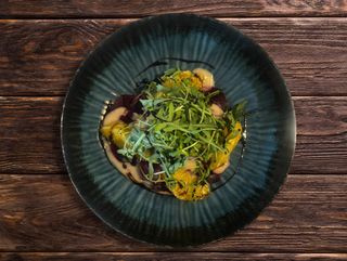 Салат з печеного буряка з апельсинами та горіховим соусом